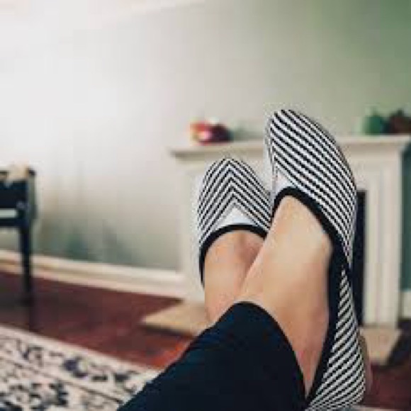 Fuchsia Artisan Sustainable Flats Black Peplum Sold out. New in box. Size 7 - Picture 4 of 4